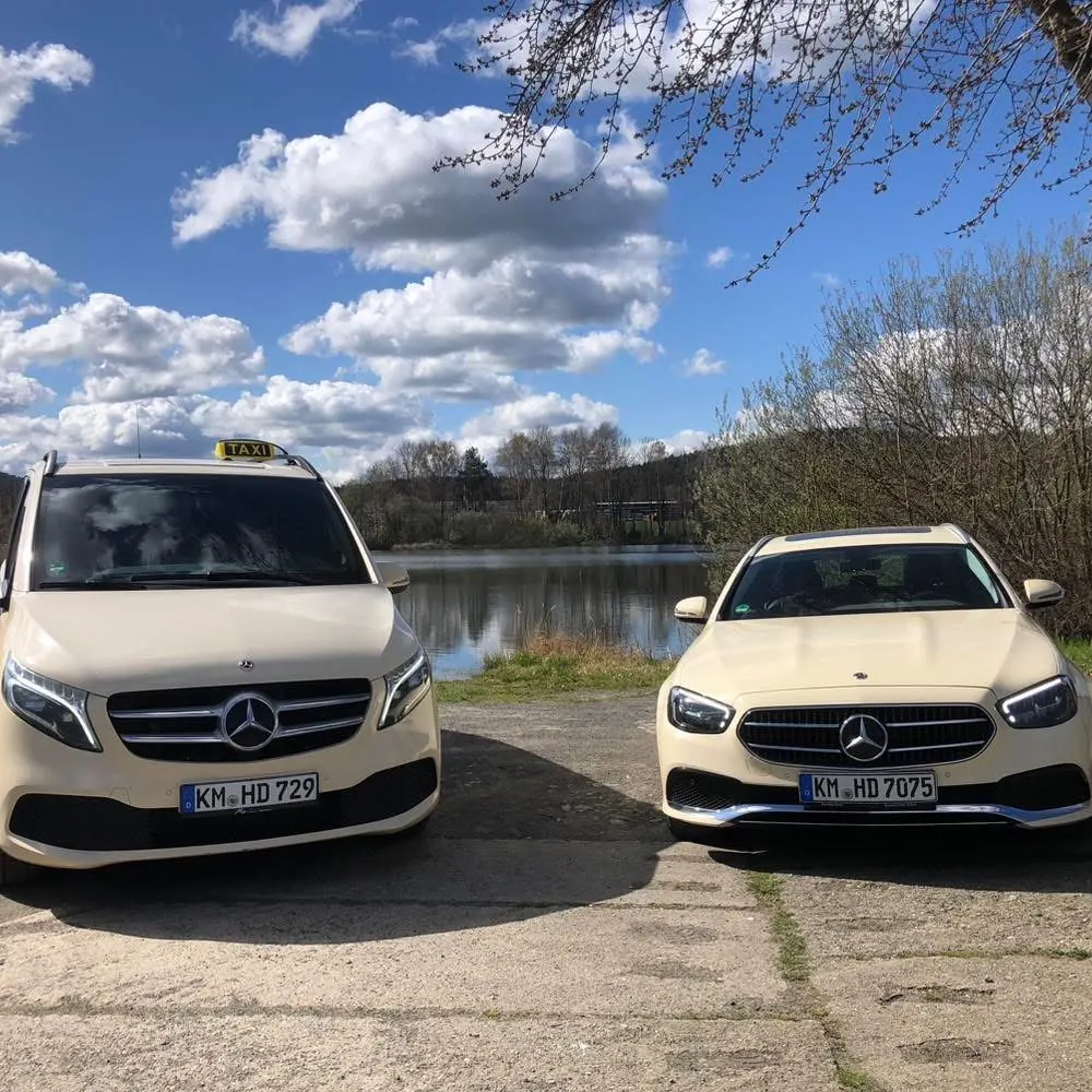 Mercedes V-Klasse und E-Klasse von Taxi Roßdeutscher in Hellelfenbein am See