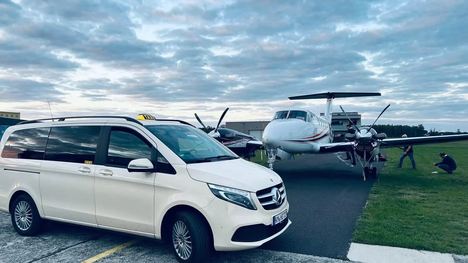 Mercedes V-Klasse von Taxi Roßdeutscher neben einem Flugzeug am Flugplatz Kamenz
