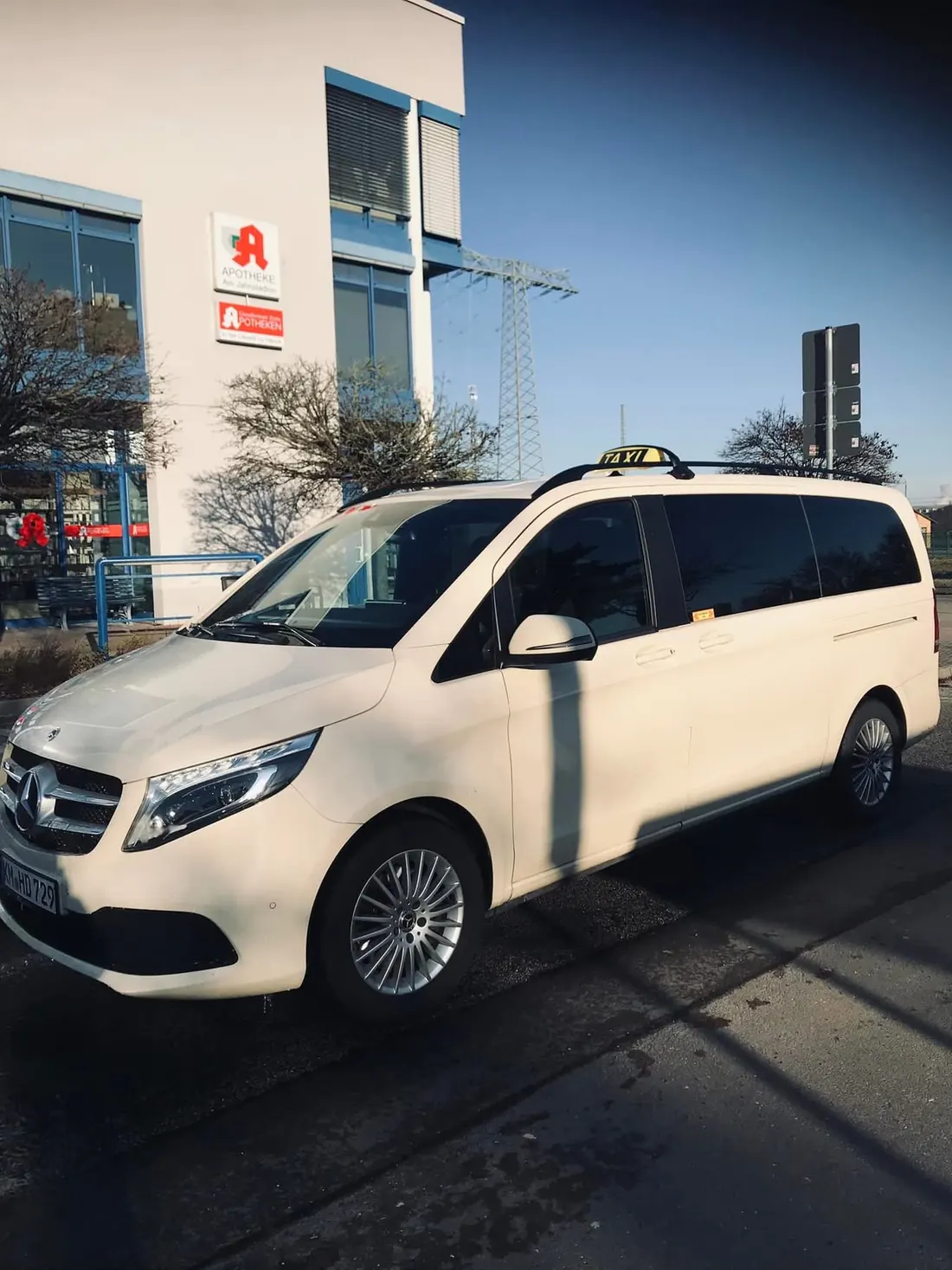 Taxi Roßdeutscher: Mercedes V-Klasse vor einer Apotheke