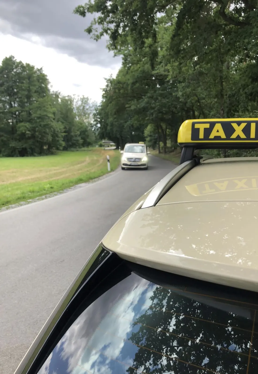 Zwei Taxis von Roßdeutscher auf einer Landstraße bei Kamenz